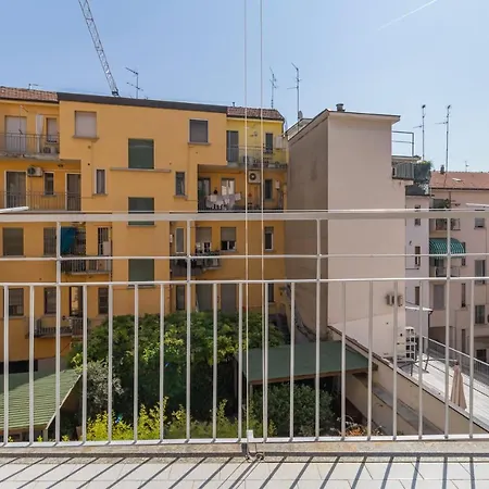 Altido Sleek Flat With Balcony, Walking Distance From Centre דירה מילאנו