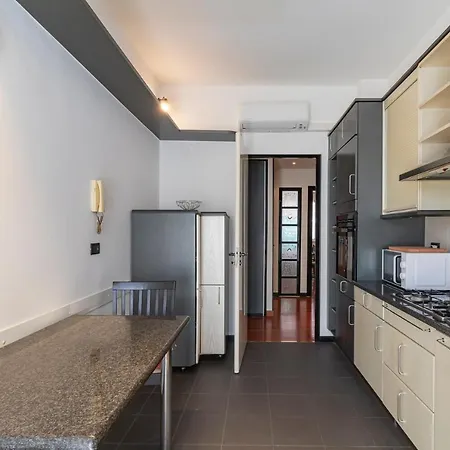 Altido Sleek Flat With Balcony, Walking Distance From Centre