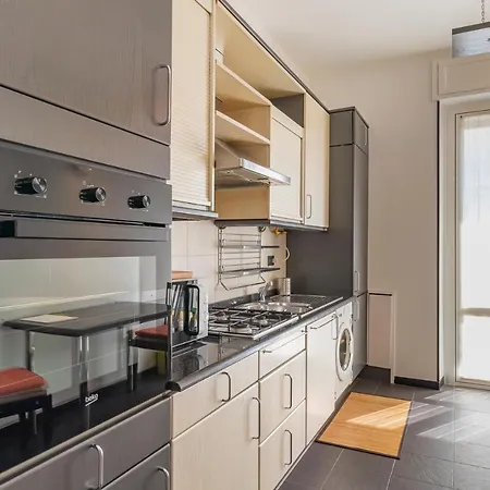 Altido Sleek Flat With Balcony, Walking Distance From Centre Apartment