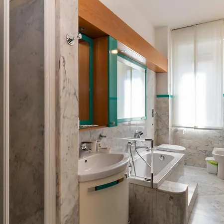 Apartment Altido Sleek Flat With Balcony, Walking Distance From Centre
