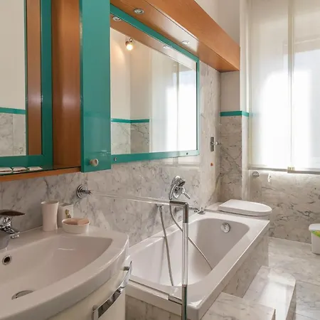 Altido Sleek Flat With Balcony, Walking Distance From Centre *