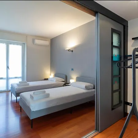 Altido Sleek Flat With Balcony, Walking Distance From Centre Apartment