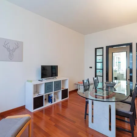 Altido Sleek Flat With Balcony, Walking Distance From Centre