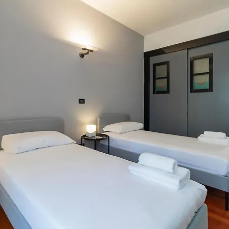 Apartment Altido Sleek Flat With Balcony, Walking Distance From Centre